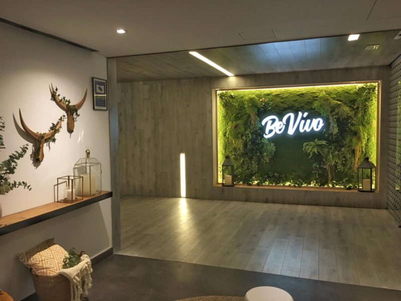 Imagen del jardín vertical que os recibirá en la entrada a BeVivo.